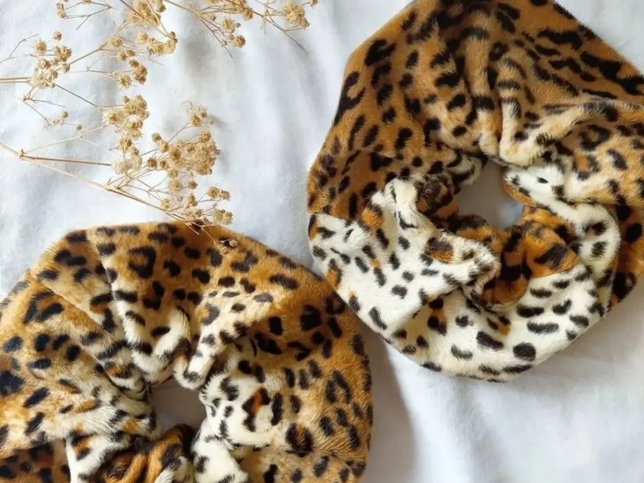 Billede 1 - Unik håndlavet leopard-scrunchie i plys (Upcycled)