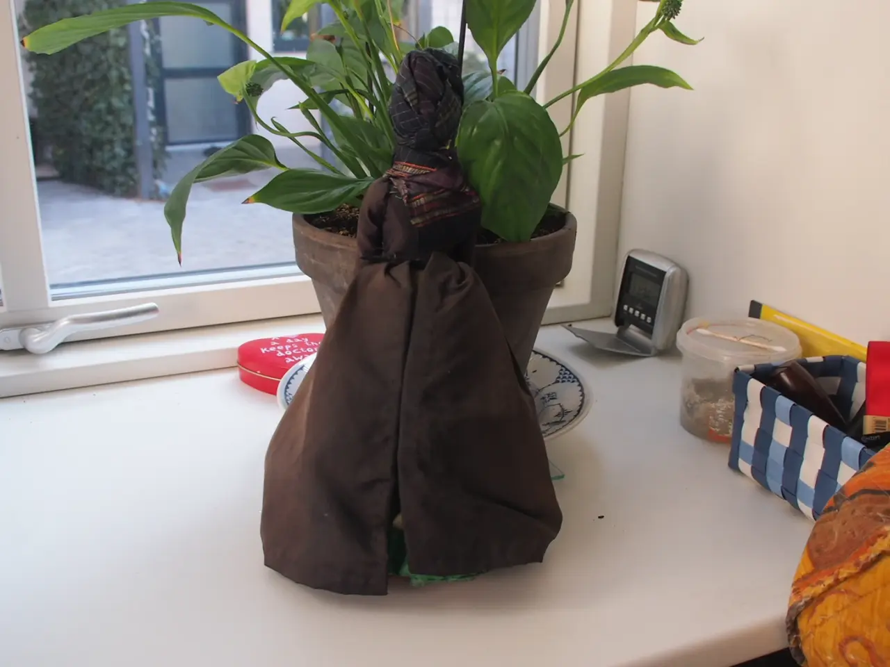Billede 3 -  Fanøting :Dukke, vase, æggebæger og en bog.