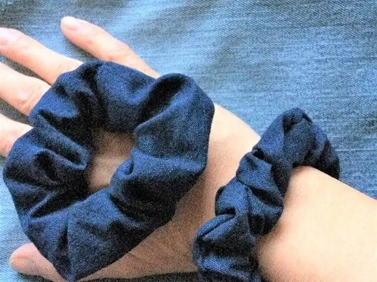 Billede 2 - HÅRELASTIKKER - SCRUNCHIES - hårpynt - d