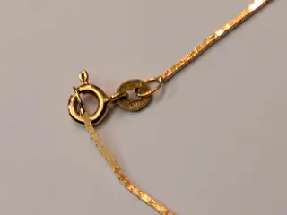 Guld sæt halskæde ørestikker og vedhæng.samæet