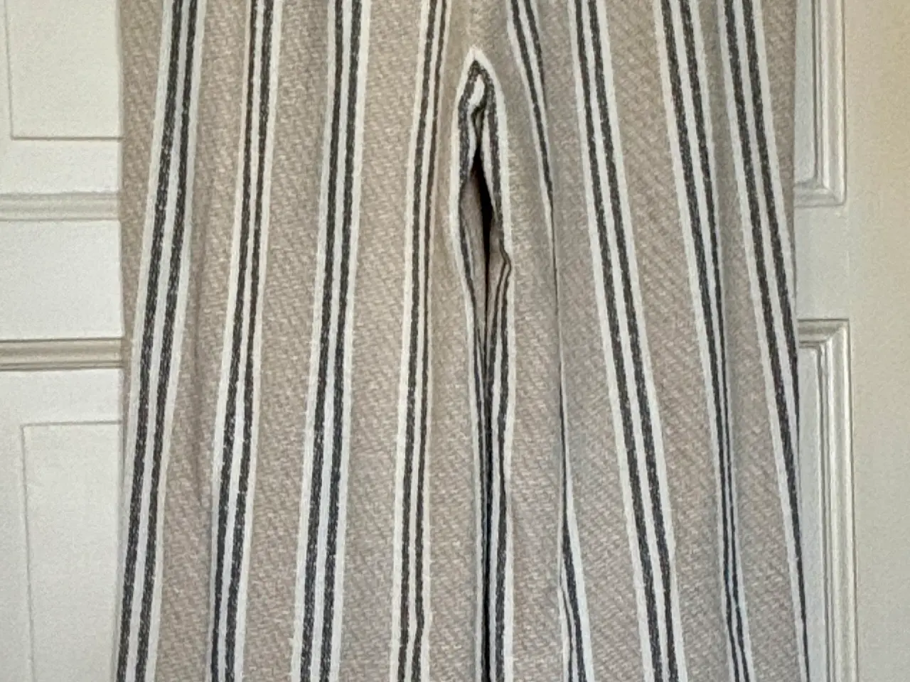 Billede 5 - Naja Lauf, beige stribede bukser m vidde ben, 40