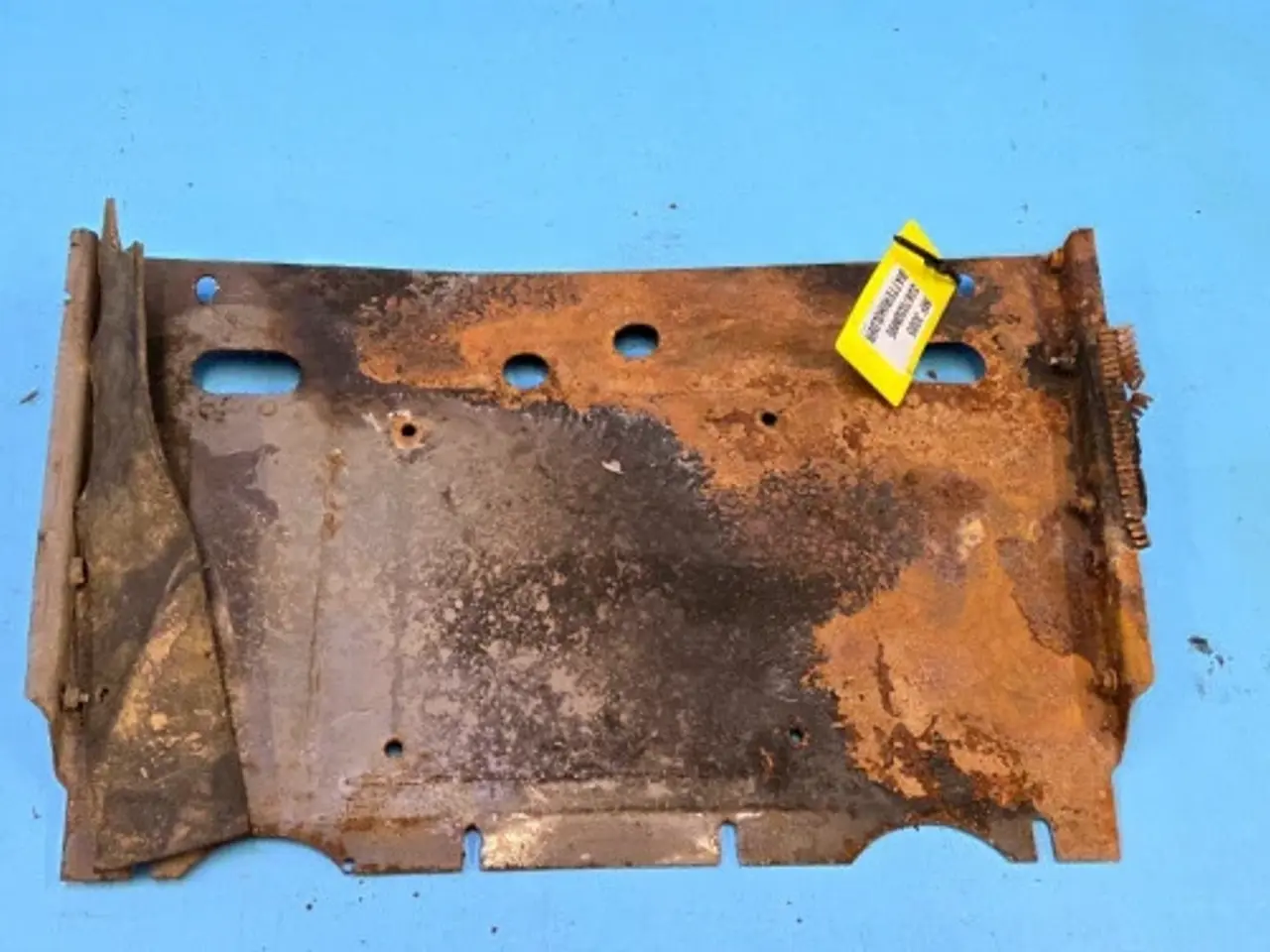Billede 2 - Massey Ferguson 3085 Batteriholder 3387030M95