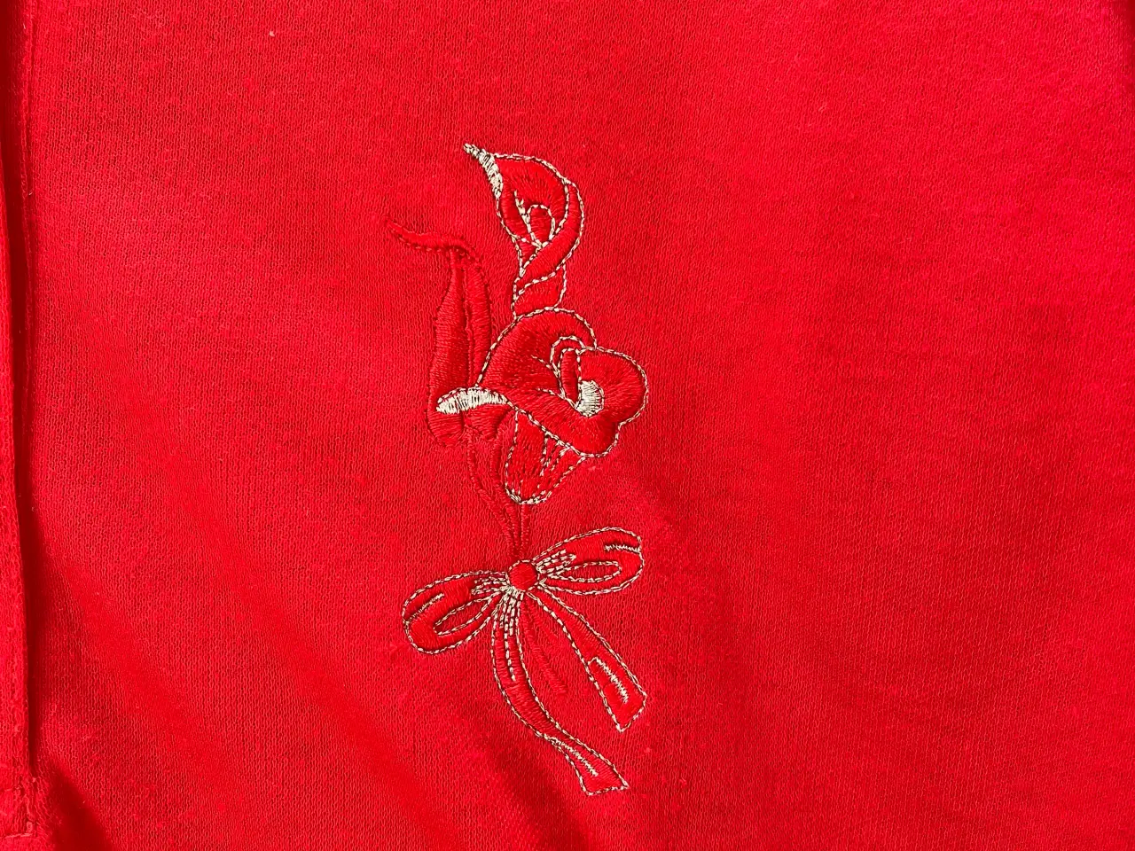 Billede 2 - Tshirt med broderi