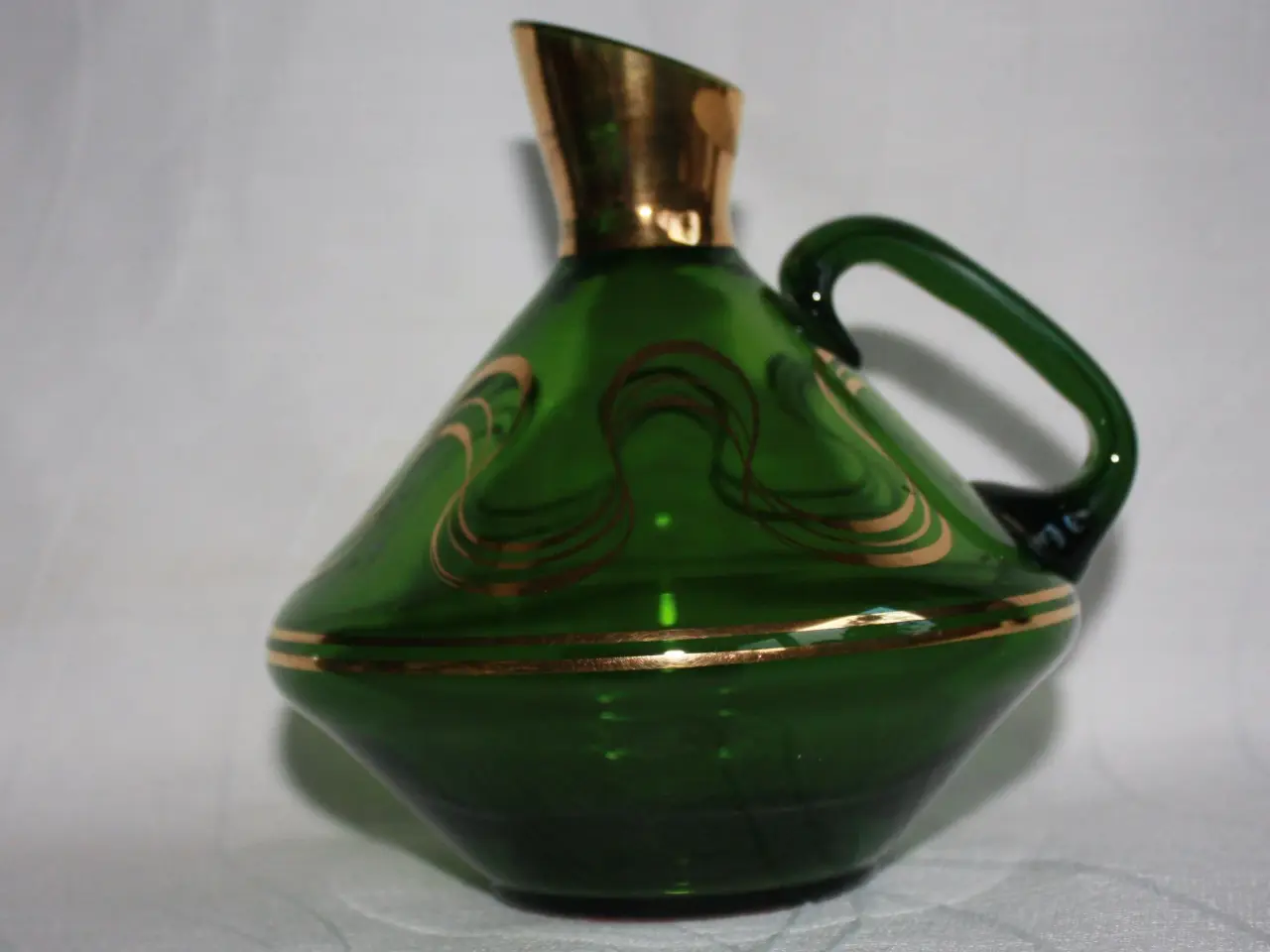 Billede 2 - Vase / Kande af grønt glas med guld