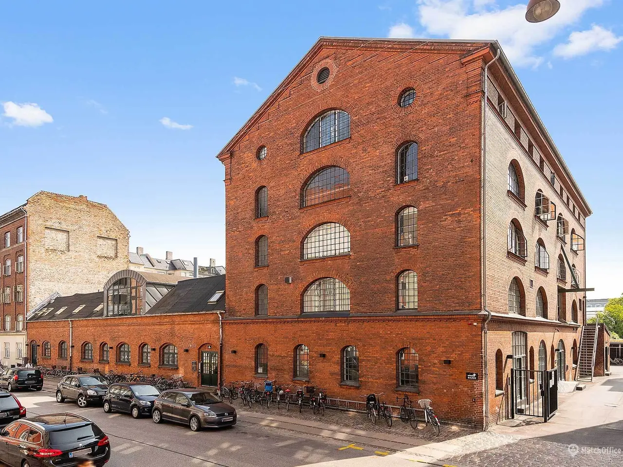 Billede 7 - Lyst og højloftet kontormiljø i tidligere fabriksbygning på Østerbro