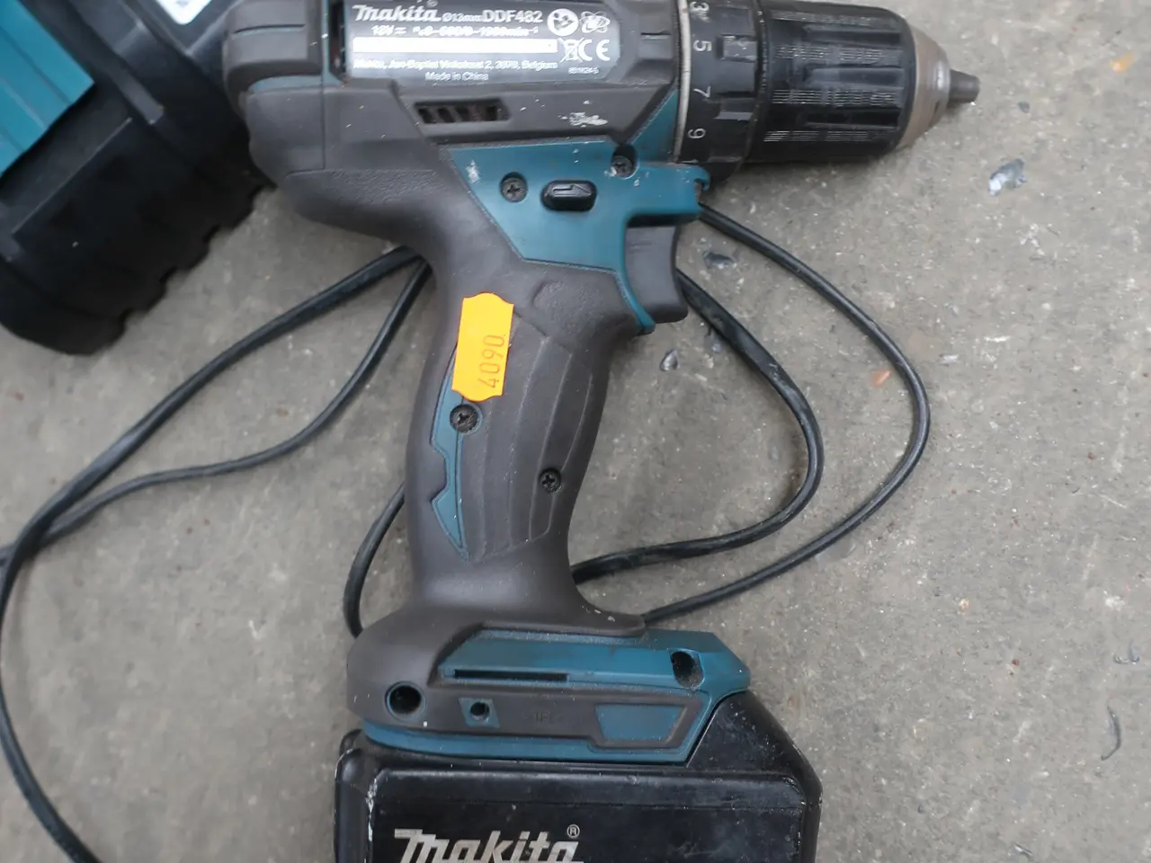Billede 2 - Skruemaskine samt lader og 2 stk. batterier MAKITA