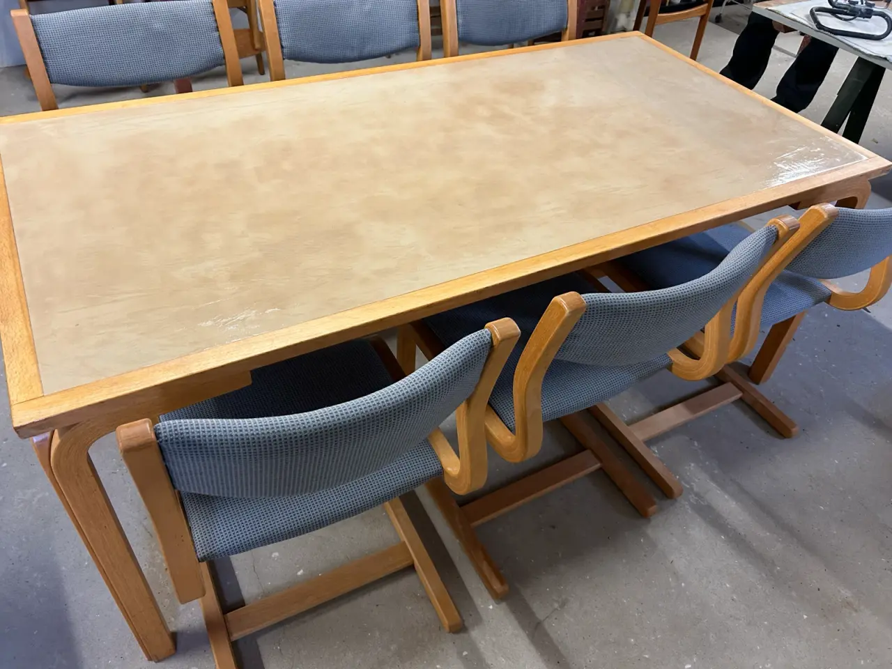 Billede 4 - Dansk designklassiker: Magnus Olesen spisebord + 6