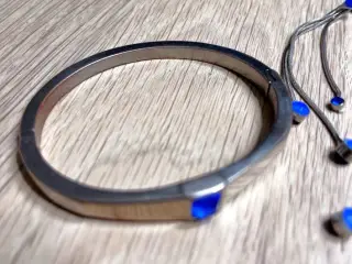 Armring med blå sten