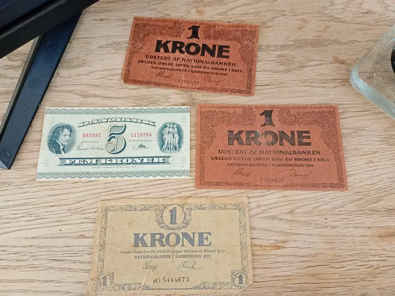 Billede 1 - Dansk 1kr sedler og en 5kr seddel