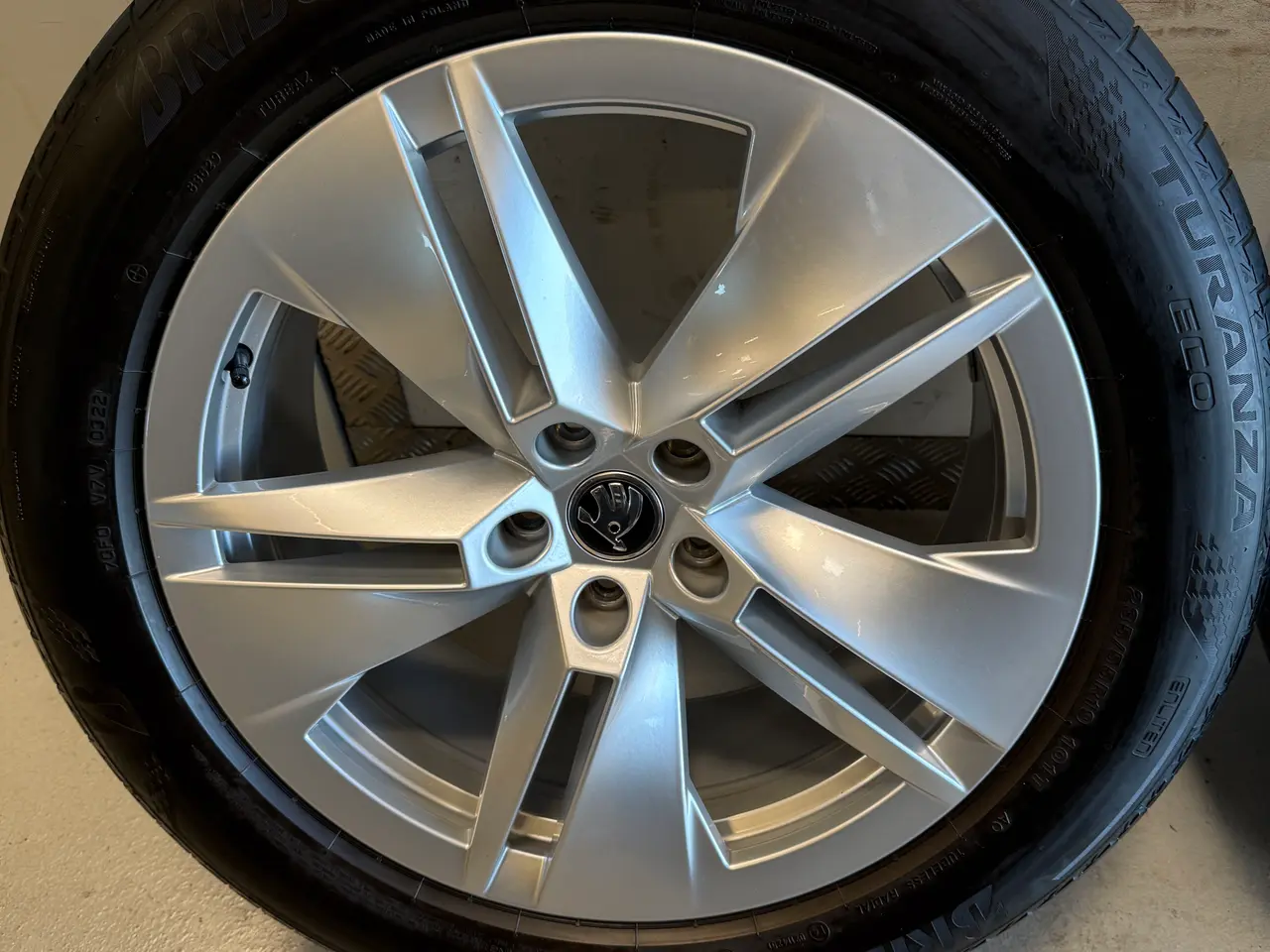 Billede 4 - Originale 19” Skoda enyaq fælge med sommerdæk