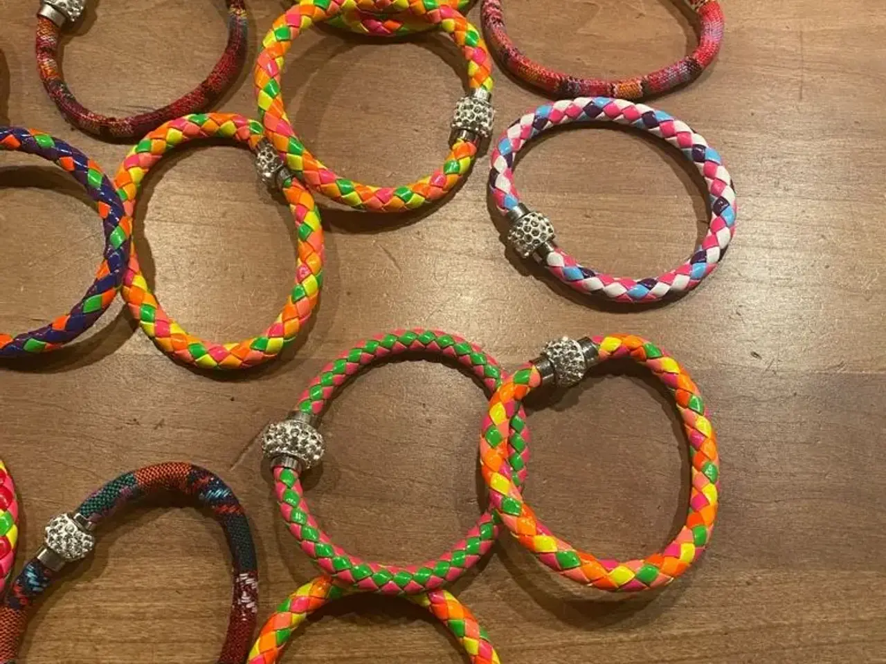 Billede 1 - Farverige armbånd