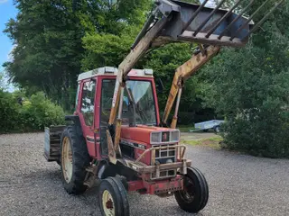 Traktor IH 685 XL  – påhængsvogn og redskaber