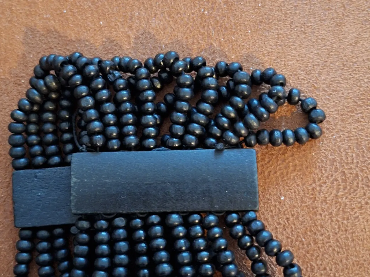 Billede 2 - Bredt armbånd af træperler 