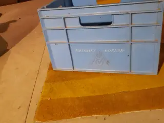 Mælkekasse i blå plast.