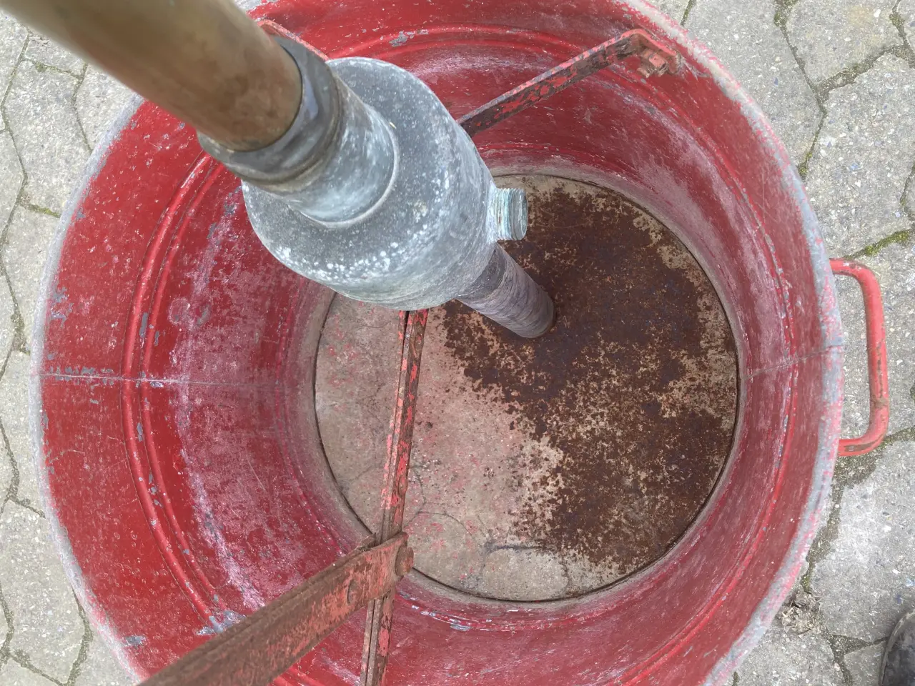 Billede 6 - Gl. Brandspand 60 liter med pumpe fra 50´erene