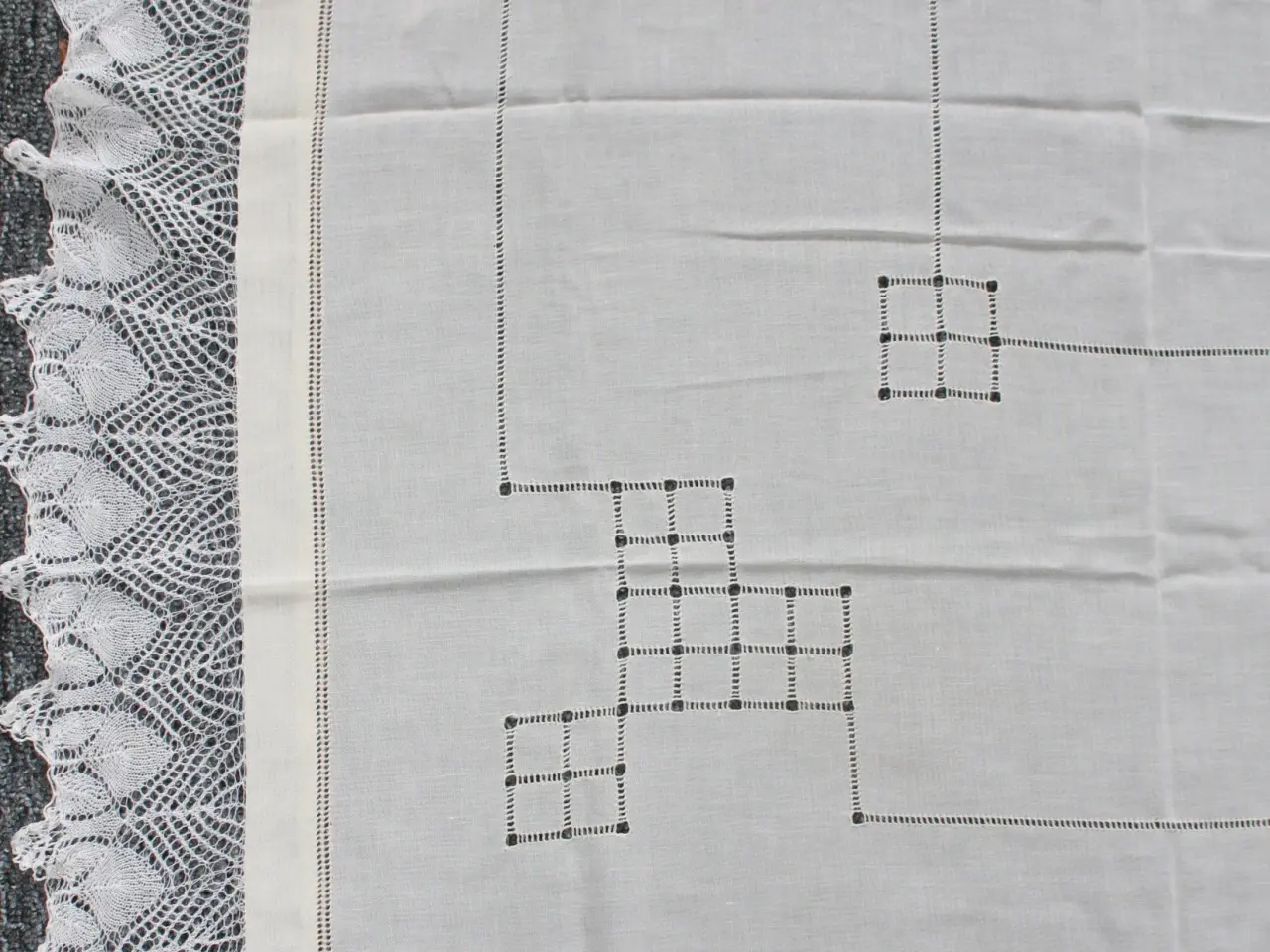 Billede 2 - Lille dug med hulsøm, 115 x 120 cm