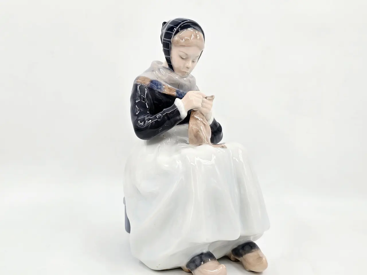 Billede 1 - Royal Copenhagen Figur Amagerpige nr. 1317. sortering 2