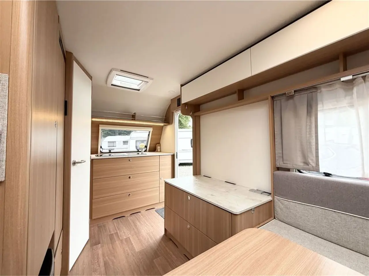 Billede 10 - 2022 - LMC Style 400 F Dobbeltseng-Gulvtemp.-Mover-Telt-LET VOGN