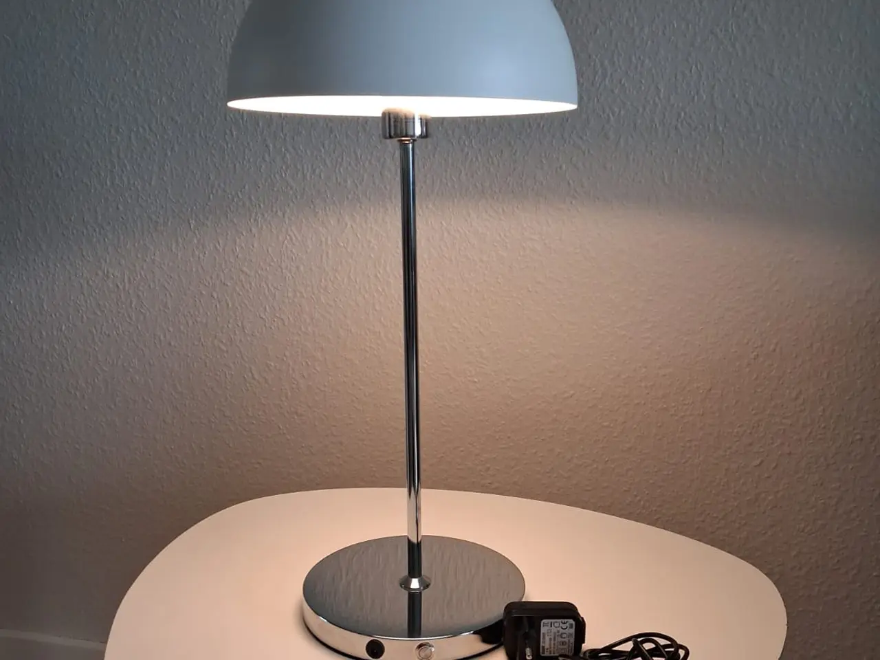Billede 1 - Bordlampe, hvid, genopladelig, god stand