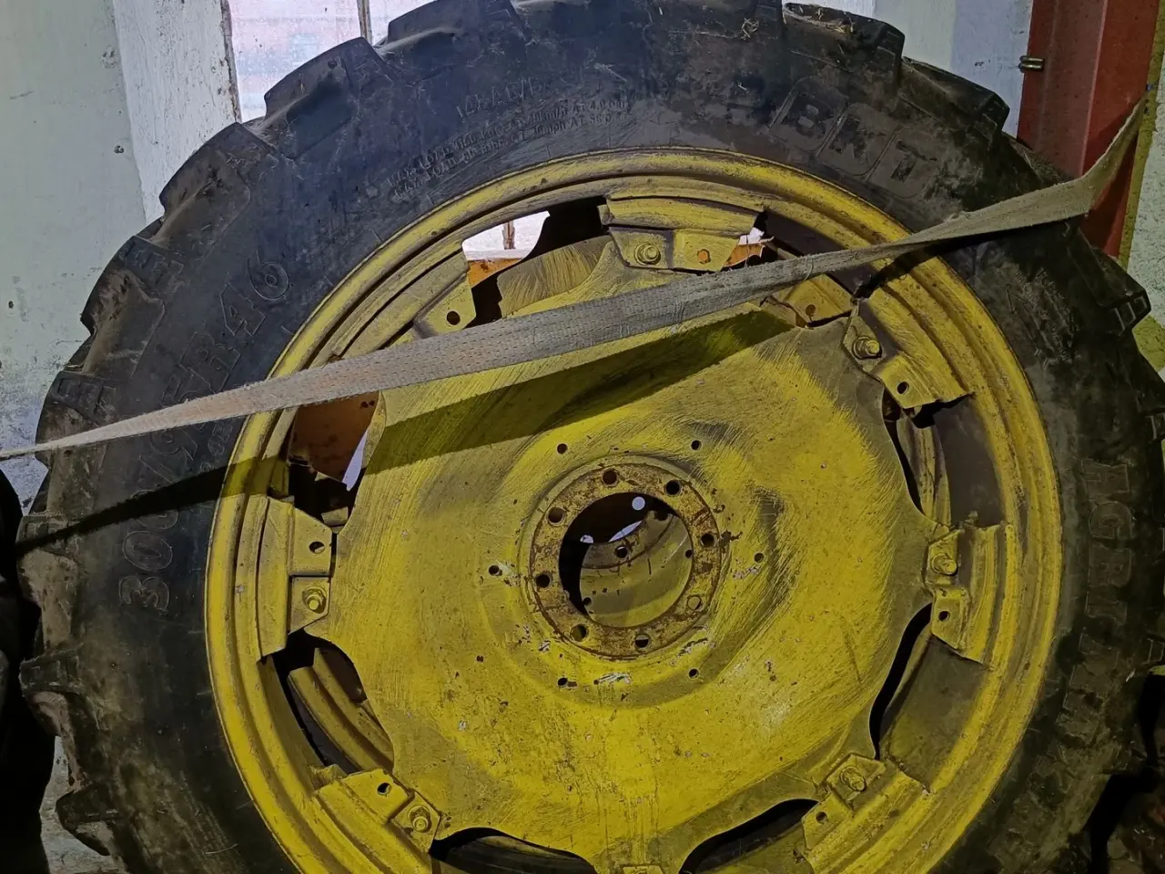 Billede 2 - - - - Sprøjte hjul. Front 9.5 R 32, bag 300/95 R46