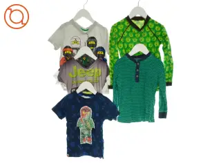 3 t-shirts og 2 bluser (Str. 98/104)