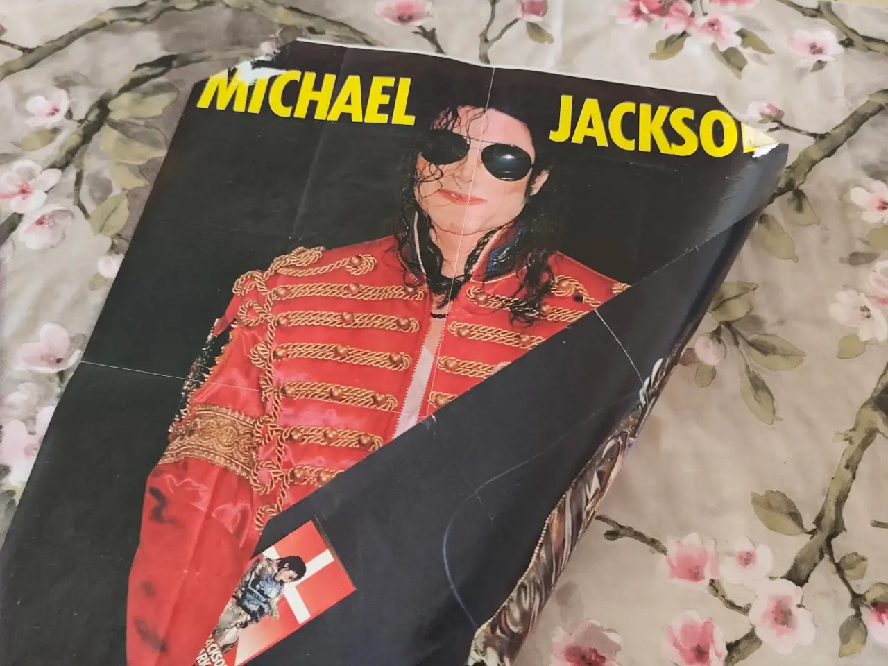 Billede 7 - 2 siddet Michael Jackson plakat med brugsspor 