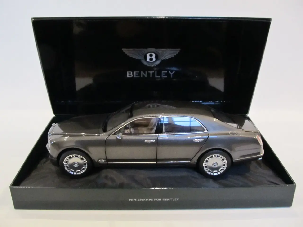 Billede 1 - 2010 Bentley Mulsanne 1:18 - MINICHAMPS