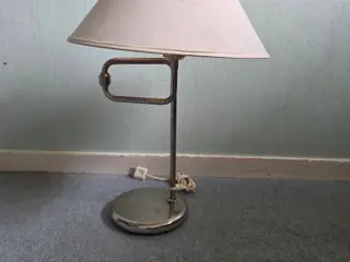 Svingbar bordlampe med stofskærm