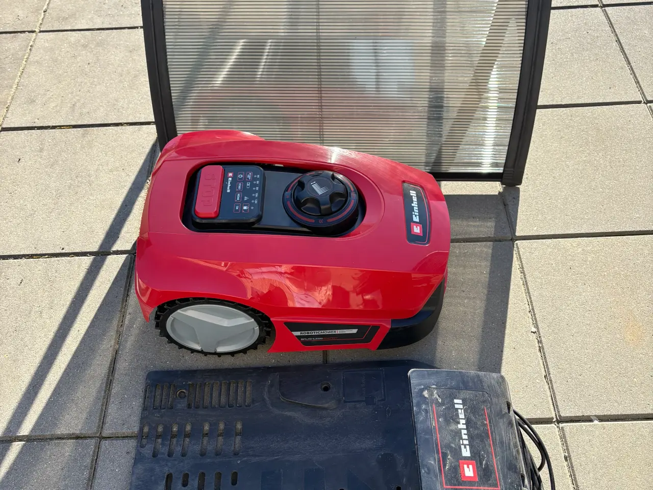 Billede 1 - Robotplæneklipper med hus 