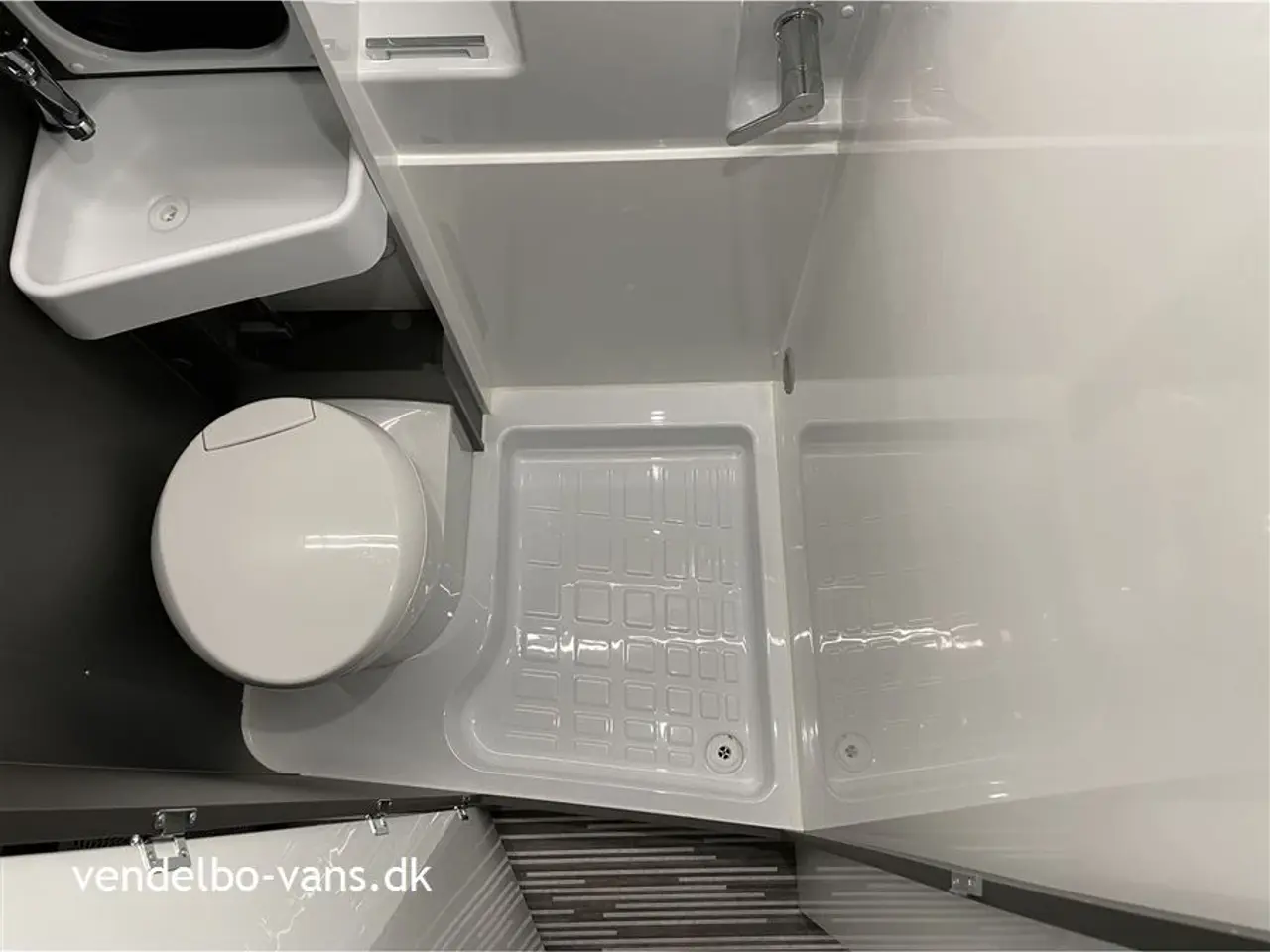 Billede 11 - 2025 - McLouis Menfys Van 03 S-Line Campervan med dobbeltseng UNDER 6 meter