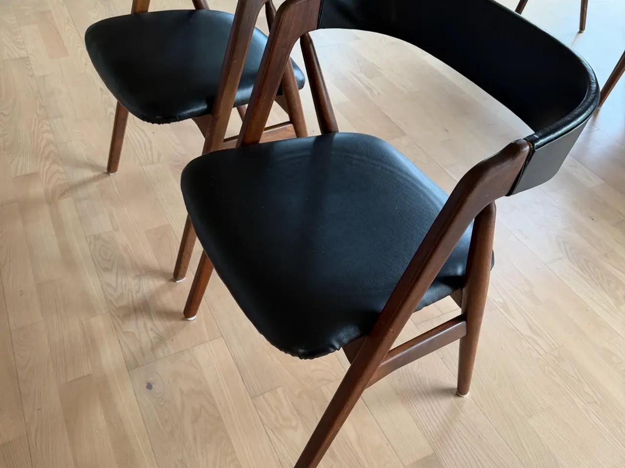 Billede 1 - 🪑 2 flotte vintage teakstole – dansk design