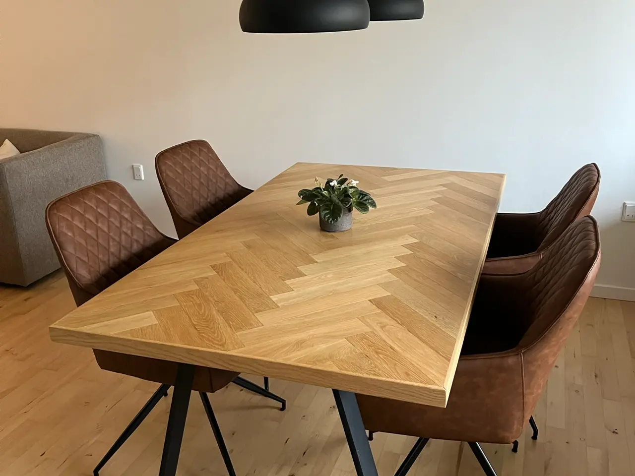 Billede 1 - Spisebord + stole