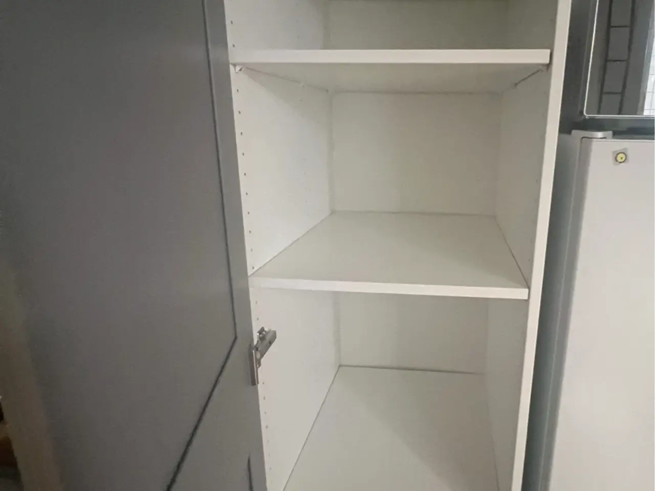 Billede 2 - IKEA Højskab hvid med grå dør