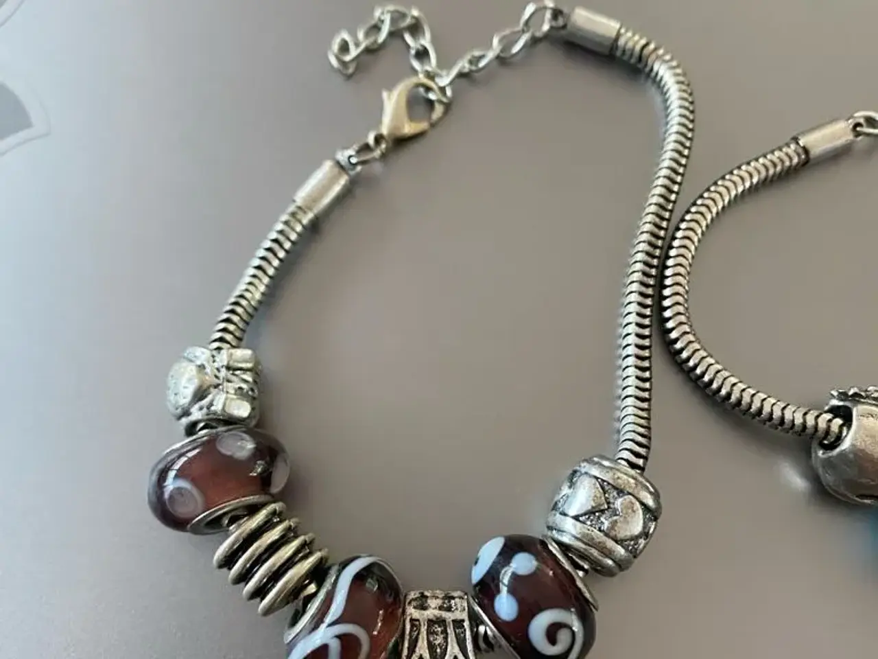 Billede 4 - Søde armbånd med charms