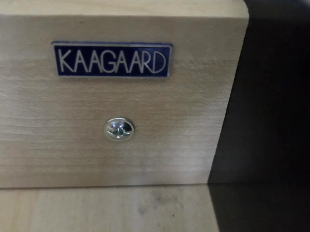 Billede 4 - Sengegavl med 2 Sengeborde - Sortmalet - Kaagaard