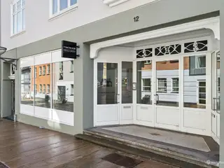 Butik/klinik/kontor med store facadevinduer