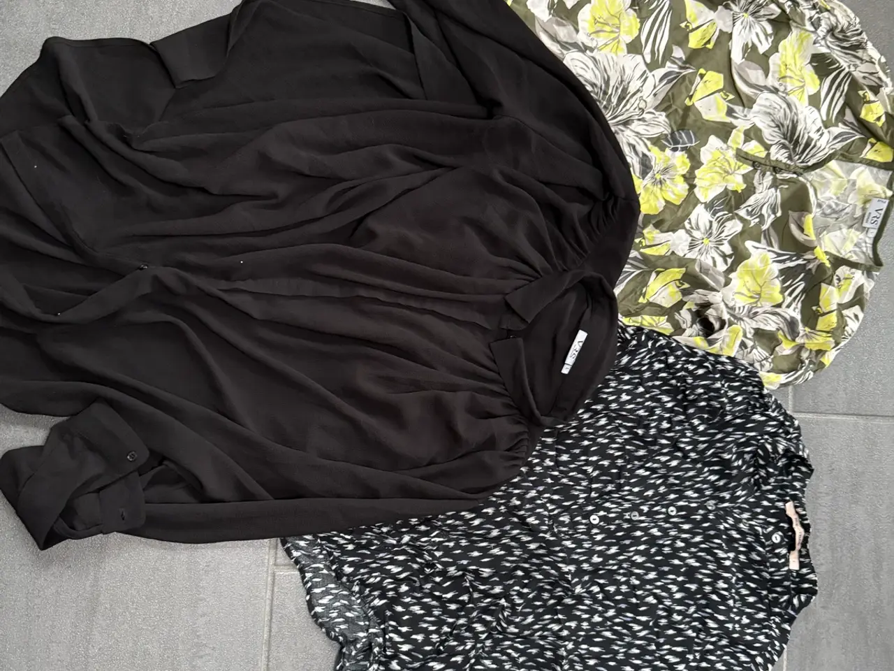 Billede 3 - Tøjpakke str Large, jeans, jakke, kjoler, bluser,
