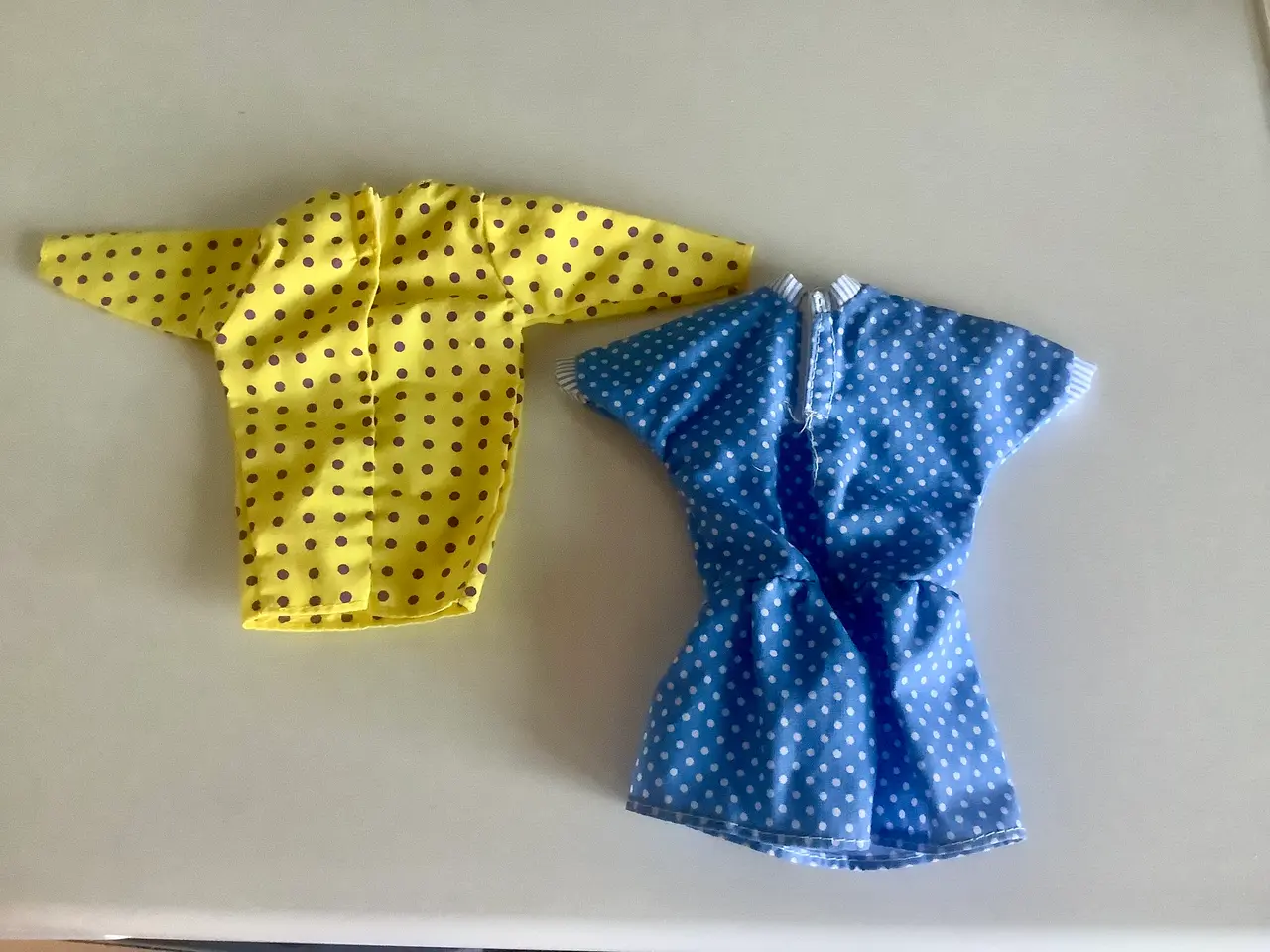 Billede 2 - Kjoler til gravid Barbie.Prisen er for begge.