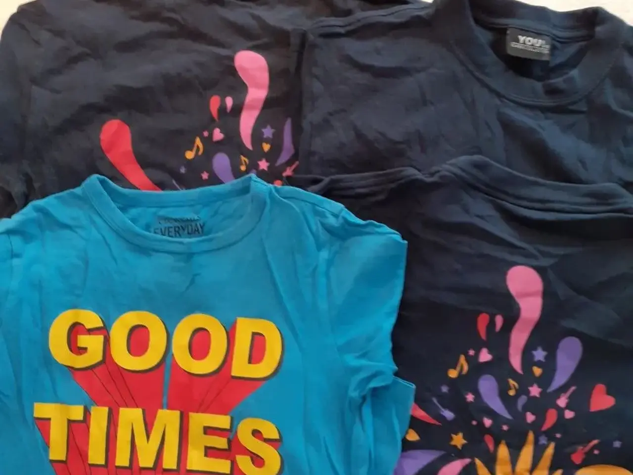 Billede 1 - 4 t-shirts, str. 128, 1 blå og 3 sorte.