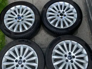 Ford alufælge med sommerdæk
