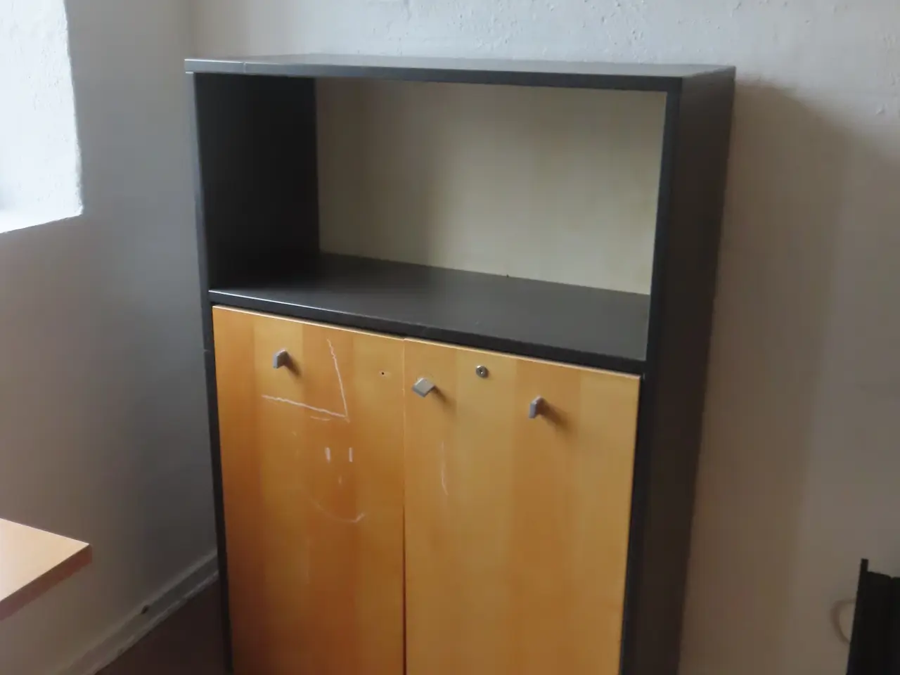 Billede 5 - Indhold på værelse af bord, køjeseng, skab mv.