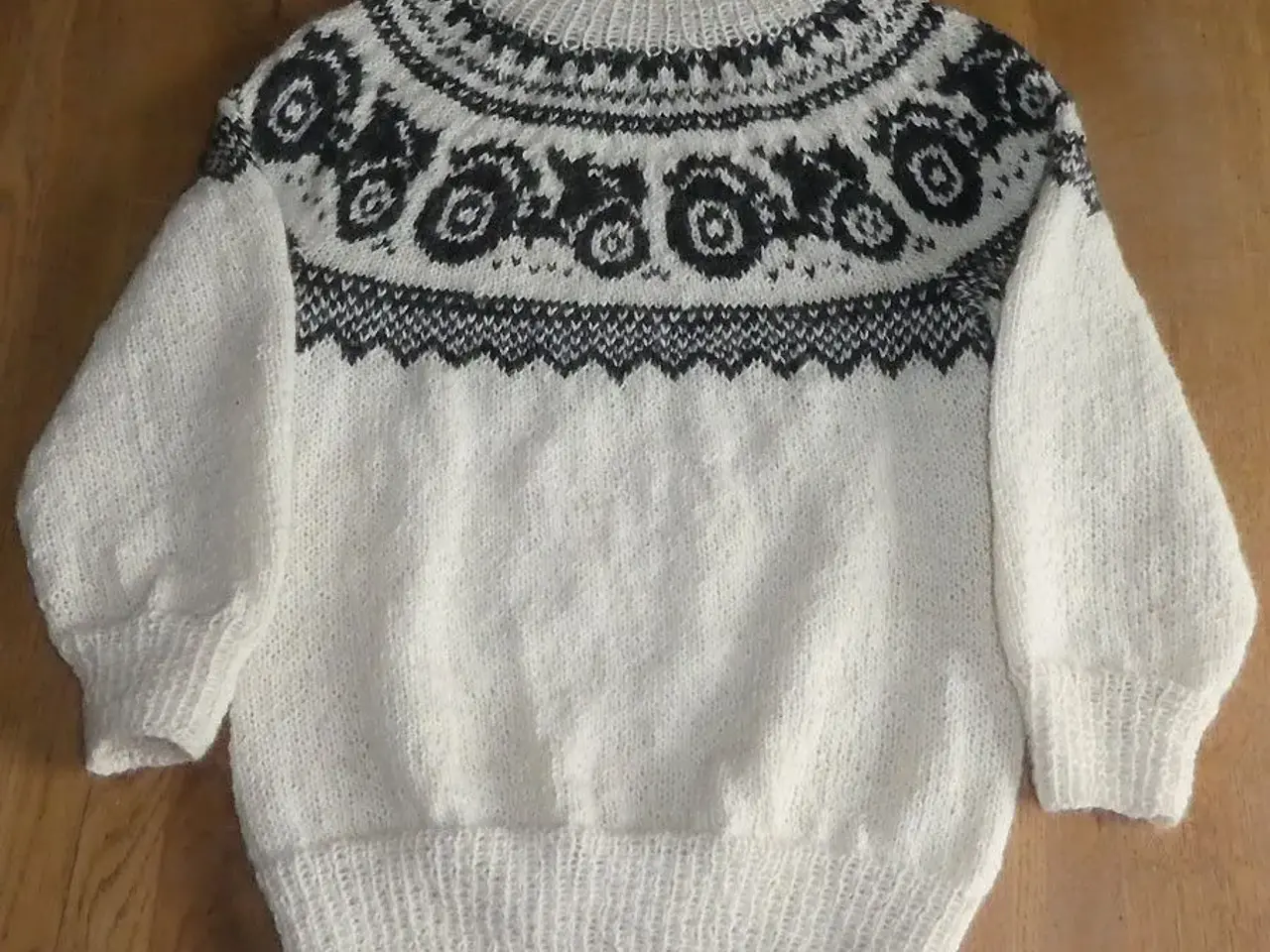 Billede 1 - Helt ny, håndstrikket traktorbluse
