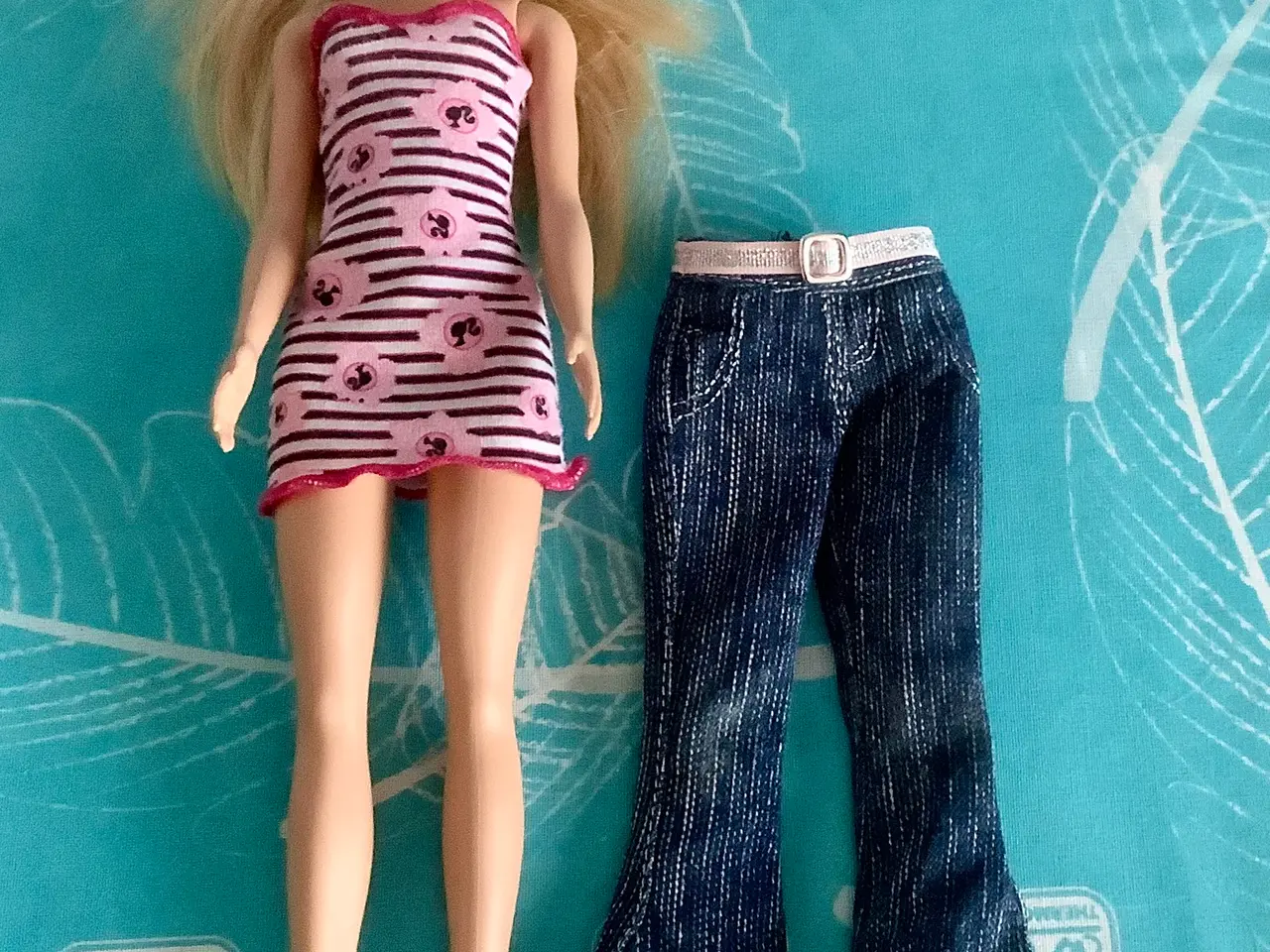 Billede 2 - Barbie med Genuine Barbie jeans.