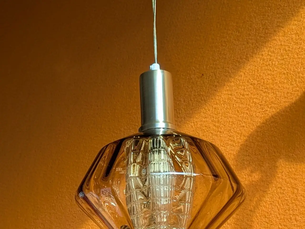 Billede 4 - Loftslampe i ravfarvet glas.