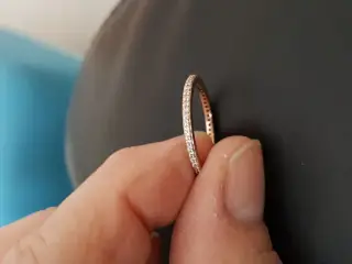 Rosaguld fingerring m/sten