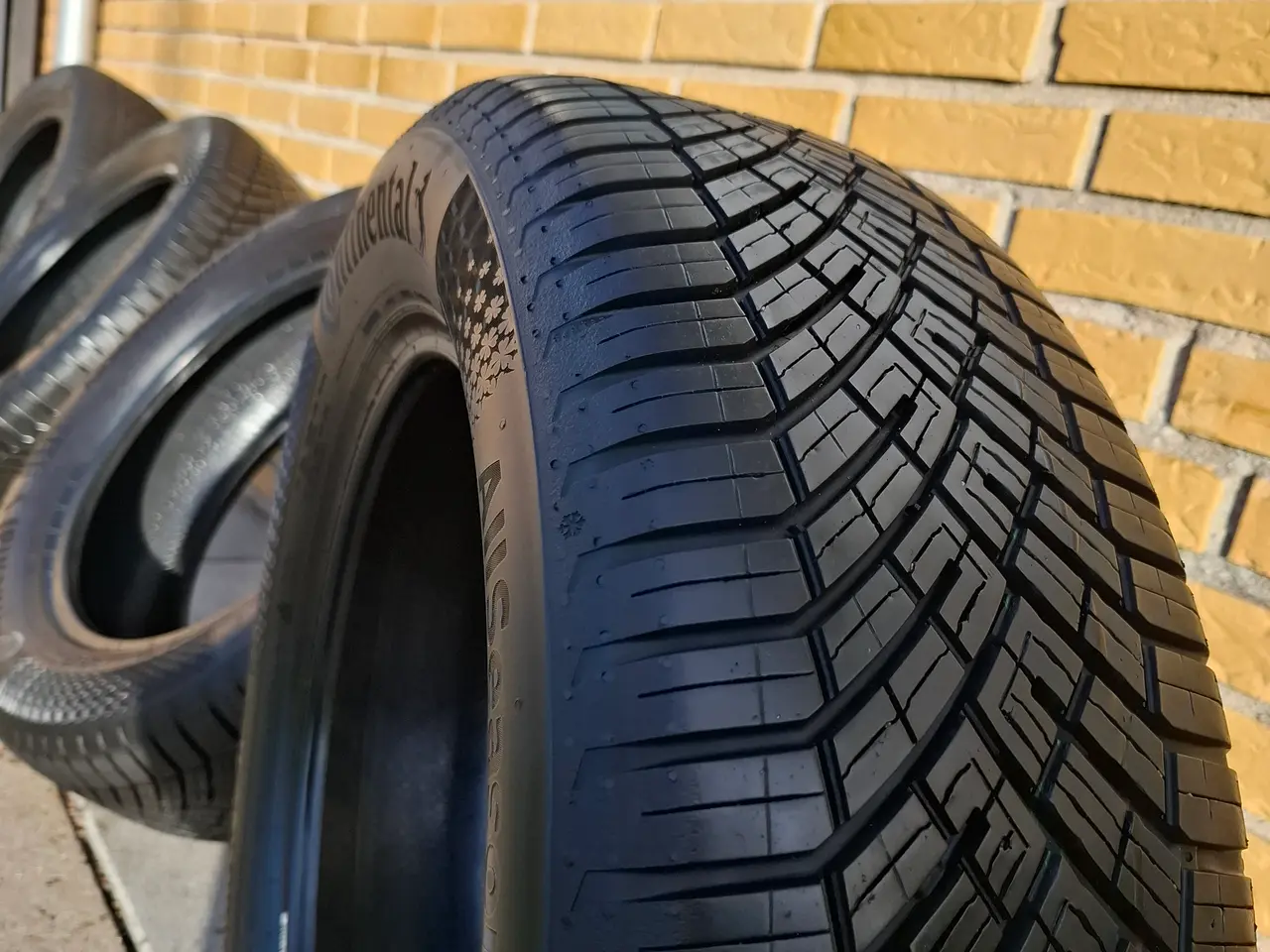 Billede 6 - Næsten nye Continental helårsdæk 215/60r17