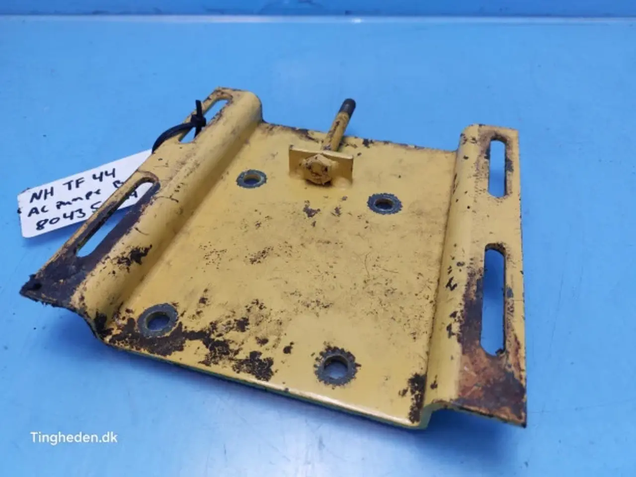 Billede 3 - New Holland TF44 Beslag AC Pumpe 80435024