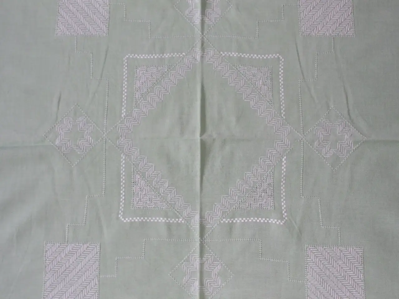 Billede 4 - Lys grøn dug med hvidt broderi, 118 x 145 cm