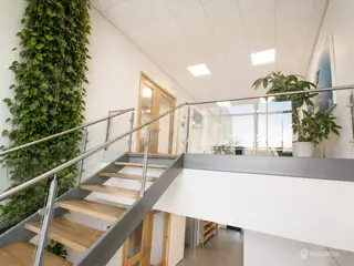 Moderne kontorlokale i ejendom med kantine