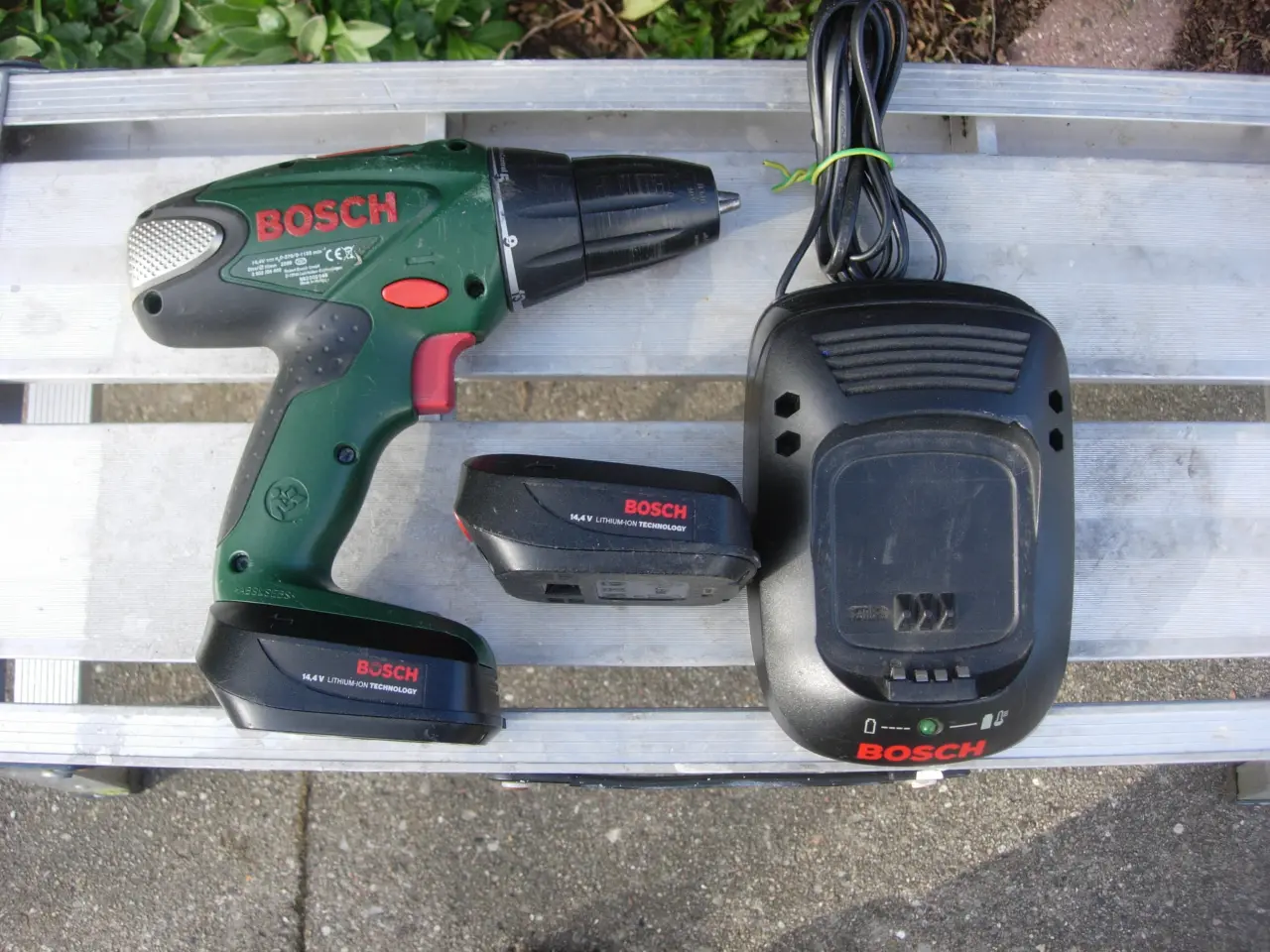 Billede 1 - Bosch 14,4V accu boremaskine med lader og 2 accu